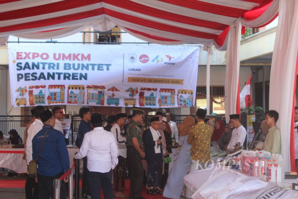 Wakil Presiden Maruf Amin (mengenakan kacamata dan syal putih) berkunjung ke Expo UMKM di Pondok Buntet Pesantren di Kabupaten Cirebon, Jawa Barat, Jumat (25/8/2023). Dalam kunjungannya, Wapres mendorong pengembangan ekonomi yang berbasis di pesantren.