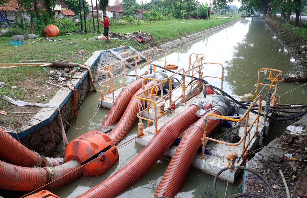 Kementerian Pekerjaan Umum dan Perumahan Rakyat yang mengerahkan beberapa pompa air berkapasitas besar untuk mentedot genangan banjir di Kecamatan Karangtengah, Kabupaten Demak, Jawa Tengah, Selasa (20/2/2024). 