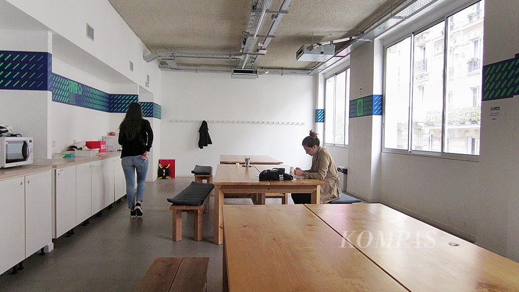Pelaku usaha rintisan bekerja di ruang kerja bersama di Liberte Living Lab, Paris, Perancis, Mei 2017.