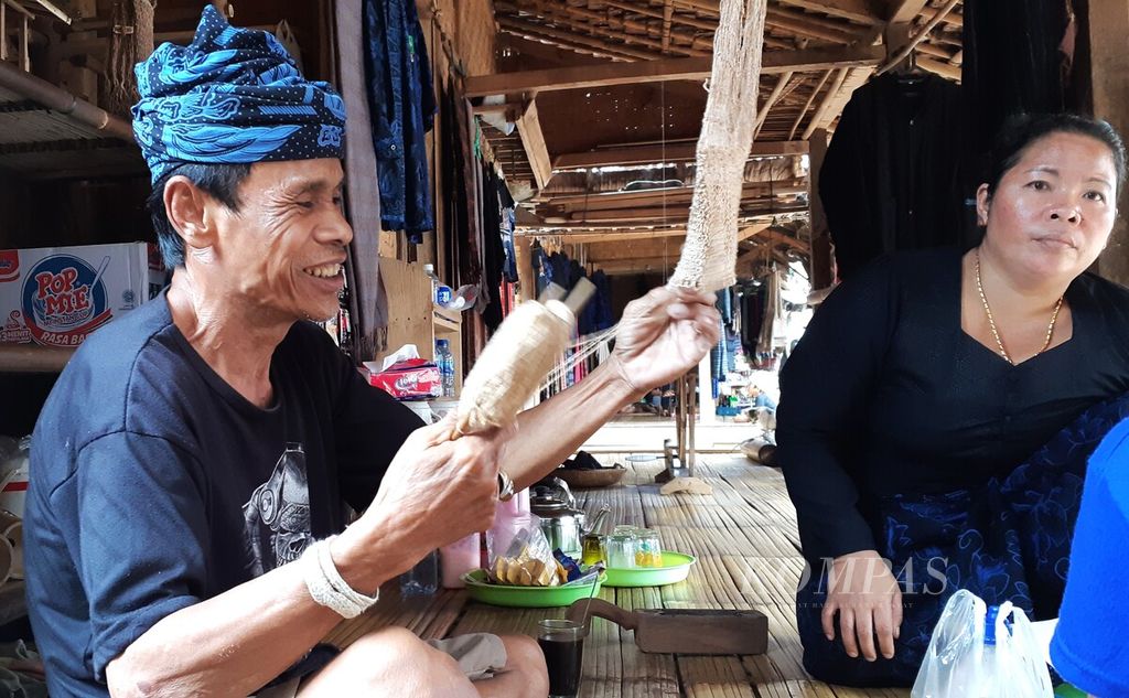 Warga Baduy Luar membuat tas koja di Desa Kanekes, Kecamatan Leuwidamar, Kabupaten Lebak, Banten, Sabtu (10/2/2024).