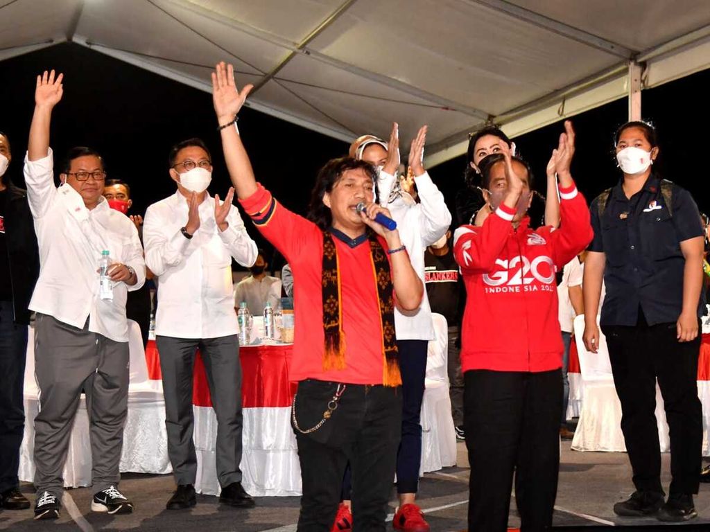Suasana saat Presiden Joko Widodo dan Ny Iriana menyaksikan Konser Kebangsaan, Membumikan Pancasila dari NTT untuk Nusantara pada Rabu, 1 Juni 2022 di Kabupaten Ende, Provinsi NTT.