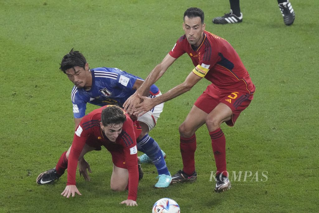 Pemain Spanyol dan Jepang berebut bola dalam pertandingan di fase Grup E di Stadion Khalifa, Qatar, Jumat (02/12/2022) dini hari WIB. Jepang mengalahkan Spanyol 2-1. Jepang dan Spanyol lolos ke babak 16 besar Piala Dunia 2022. 