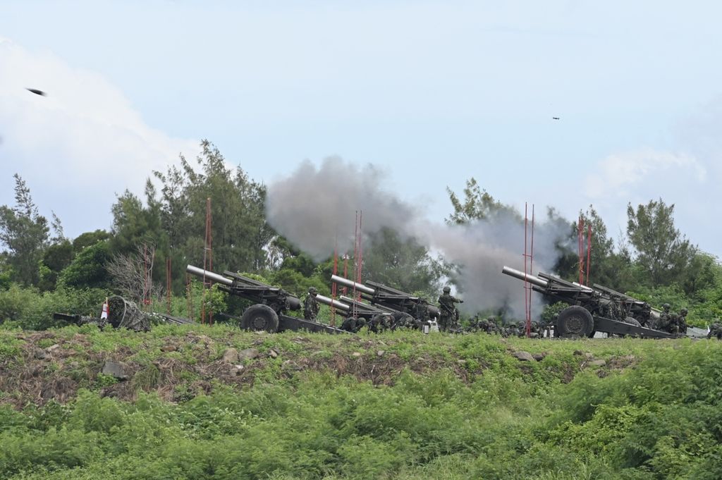  Milter Taiwan memulai latihan sistem pertahanannya dengan menembakkan meriam Howitzer ke udara, Selasa (9/8/2022). Latihan ini berbarengan dengan China yang memperpanjang latihan militernya. 