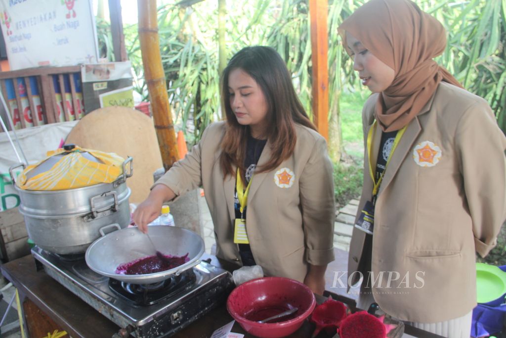 Mahasiswa UGM mengolah selai yang terbuat dari buah naga untuk isian bakpia kukus, Jumat (28/7/2023), di Desa Sumbermulyo, Kecamatan Pesanggaran, Kabupaten Banyuwangi, Jatim. 
