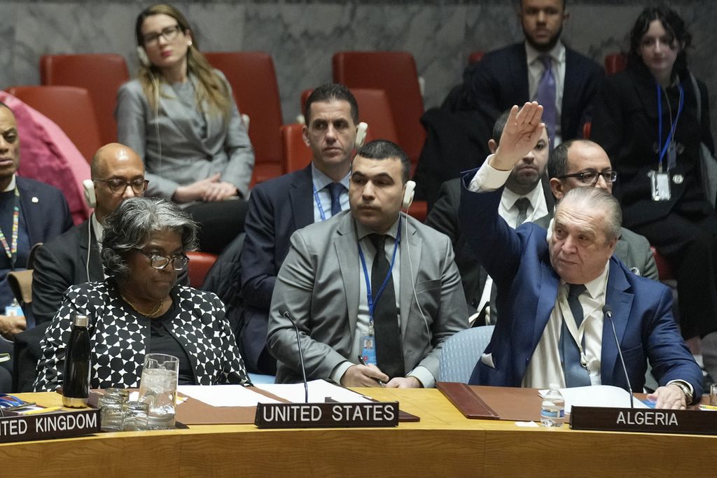 Wakil Tetap Aljazair Amar Bendjama (depan, kanan) mengangkat tangan sebagai isyarat mendukung adopsi rancangan resolusi penghentian kekerasan dan pengiriman bantuan kemanusiaan ke Gaza di Markas Besar PBB, di New York, AS, Selasa (20/2/2024). Rancangan resolusi gagal diadopsi setelah diveto oleh AS. 