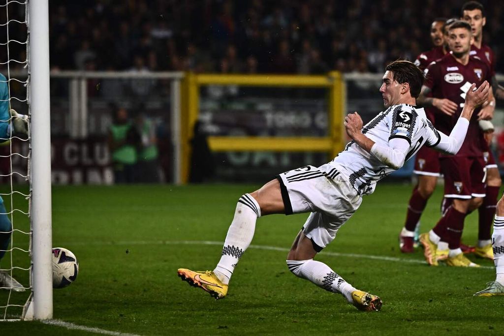 Penyerang Juventus Dusan Vlahovic mencetak satu-satunya gol dalam pertandingan Liga Italia antara Torino dan Juventus di Stadion Olimpiade, Turin, Sabtu (15/10/2022). Juventus menang tipis, 1-0 atas Torino. 