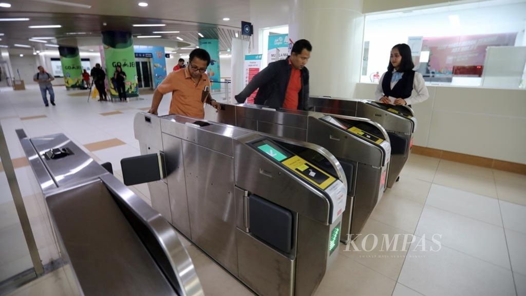  Penumpang melintas di Stasiun MRT Dukuh Atas, Jakarta Pusat, Kamis (23/5/2019). Manajemen MRT Jakarta kini menjadi salah satu tempat acuan bagi pengelola MRT di negara lain untuk belajar pengelolaan angkutan publik berbasis rel perkotaan. 