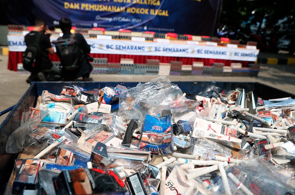 Tumpukan rokok ilegal yang akan dimusnahkan secara simbolis di Kantor Bea dan Cukai Semarang, Kota Semarang, Jawa Tengah, Kamis (12/10/2023). 