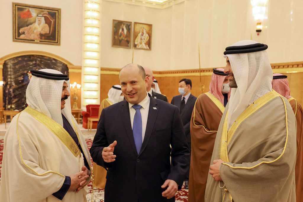 Raja Bahrain Hamad bin Isa al-Khalifa (kiri) menerima kunjungan Perdana Menteri Israel Naftali Bennett (tengah) di Manama, Selasa (15/2/2022). 