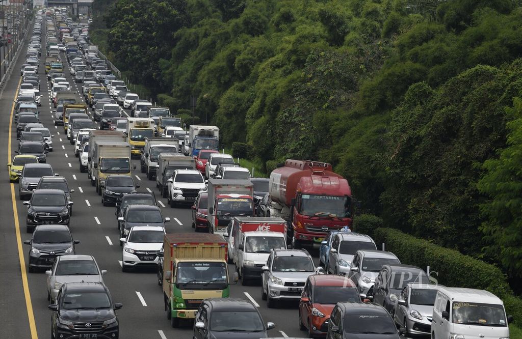 Kendaraan memadati Jalan Tol Jakarta-Tangerang arah Jakarta, Senin (15/2/2021). 