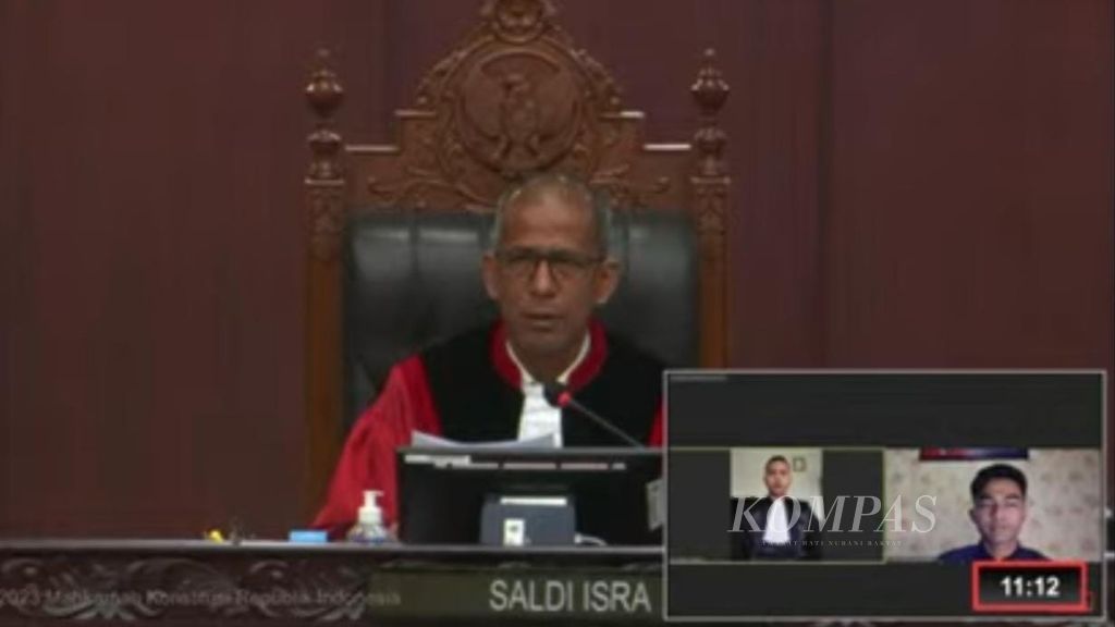 Wakil Ketua Mahkamah Konstitusi Saldi Isra menegur kuasa hukum pemohon uji materi Undang-Undang Kejaksaan yang dinilai jarang hadir secara tatap muka dalam persidangan MK, Rabu (5/7/2023). 