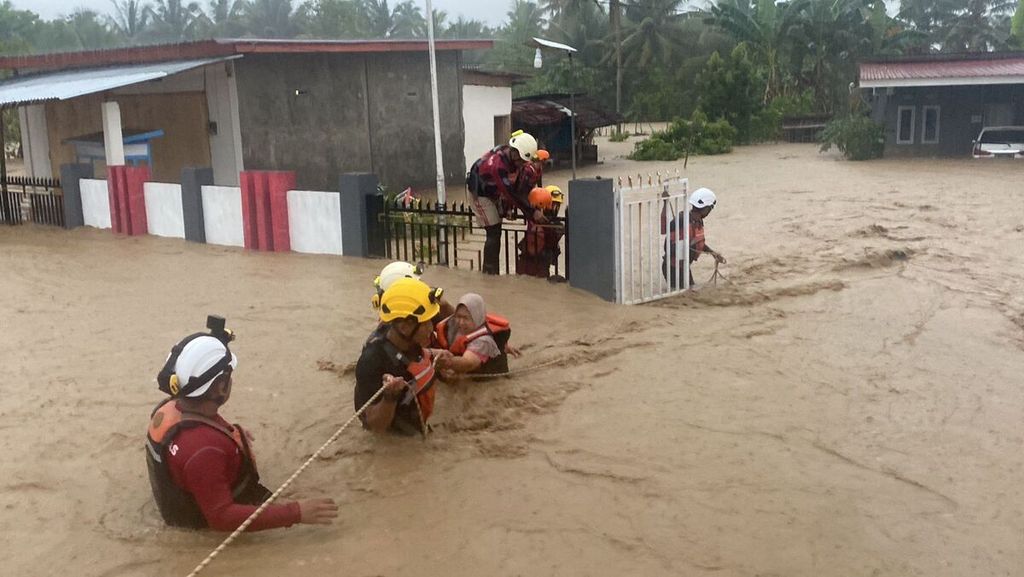 Regu penolong Basarnas Mamuju mengevakuasi warga yang terjebak banjir bandang di Kecamatan Kalukku, Selasa (11/10/2022) sore. 