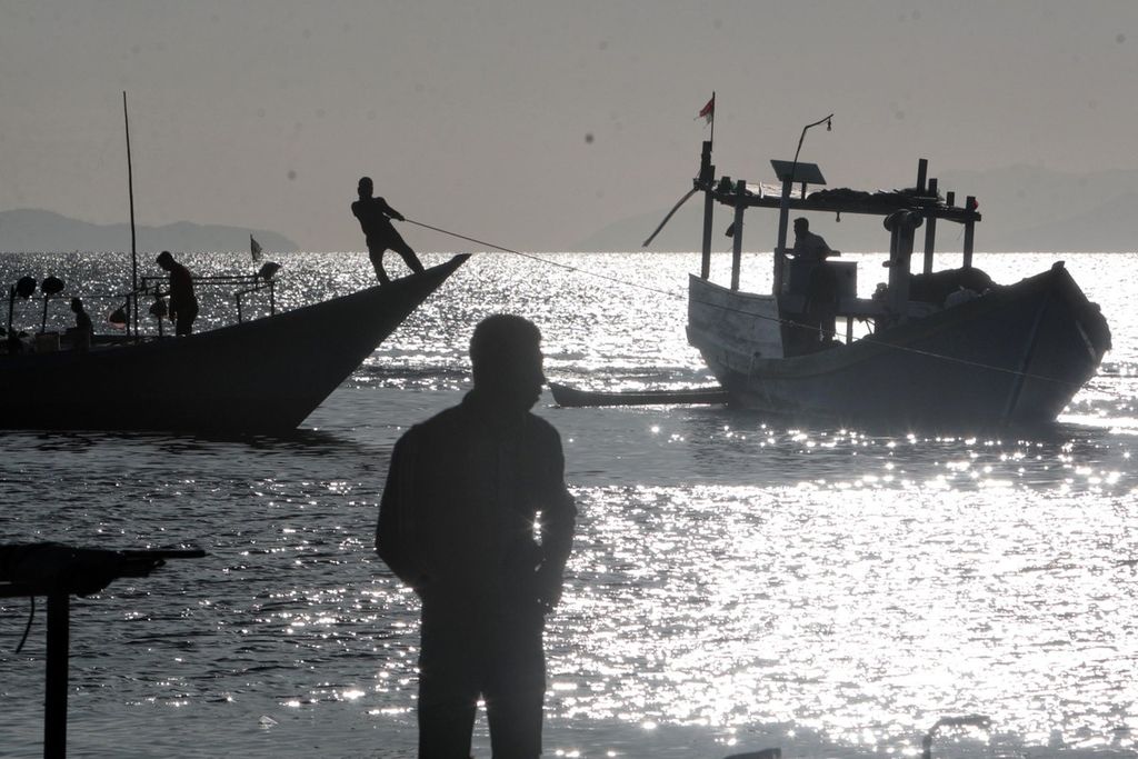 Nelayan menambatkan perahunya untuk menjual ikan hasil tangkapannya di TPI Maumere, Sikka, Nusa Tenggara Timur, Kamis (8/6/2023).  