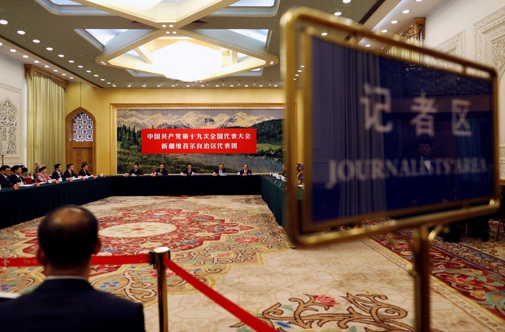 Delegasi dari wilayah otonomi Uighur Xinjiang menghadiri sebuah diskusi kelompok pada hari kedua Kongres Nasional Ke-19 Partai Komunis China di Gedung Balai Agung Rakyat, Beijing, China, Kamis (19/10/2017).