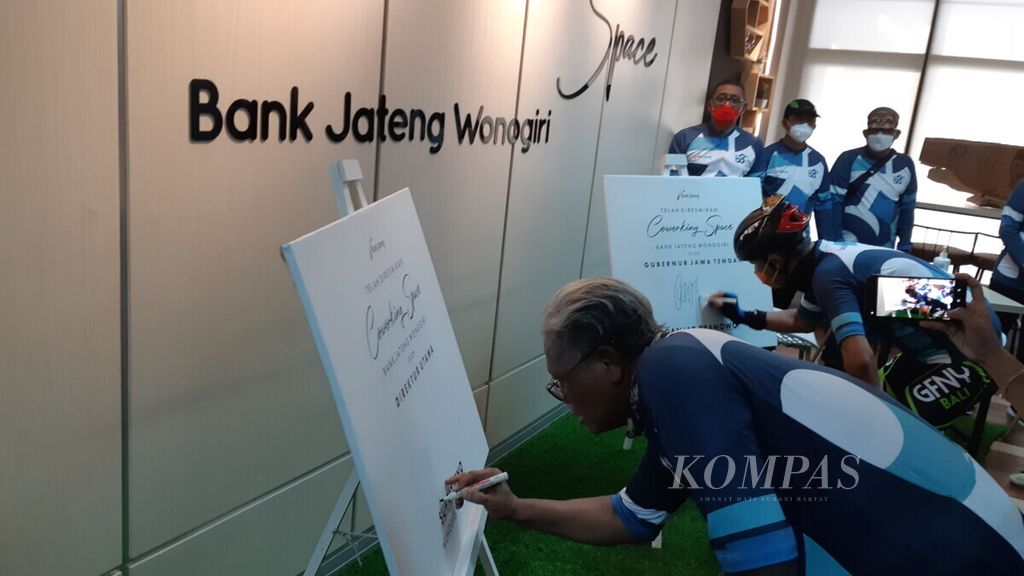 Gubernur Jawa Tengah Ganjar Pranowo (kanan) dan Direktur Utama Bank Jateng Supriyatno (kiri) menandatangani plakat peresmian ruang kerja bersama di kantor Bank Jateng cabang Wonogiri, Sabtu (10/4/2021).