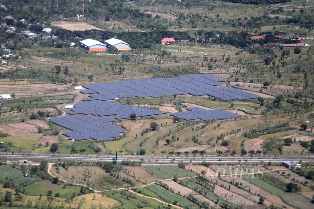 Pembangkit Listrik Tenaga Surya (PLTS) Sengkol di Desa Sengkol, Kecamatan Pujut, Lombok Tengah, Nusa Tenggara Barat, Rabu (12/6/2024). 