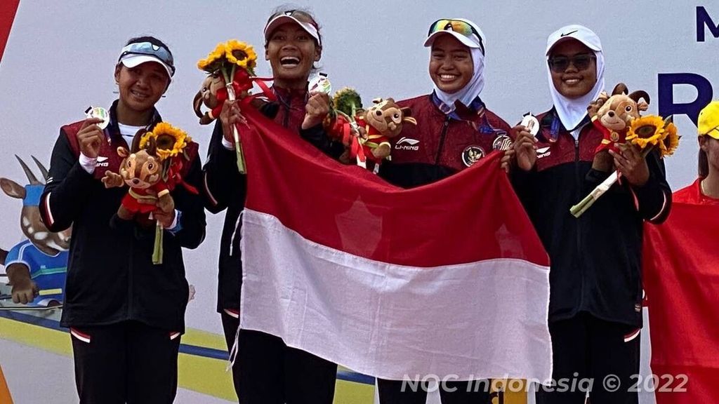 Tim rowing putri Indonesia merayakan keberhasilan meraih medali SEA Games 2021 di Thuy Nguyen Hai Pong Aquatics Center, Hai Phong, Vietnam, Rabu (11/5/2022) siang.