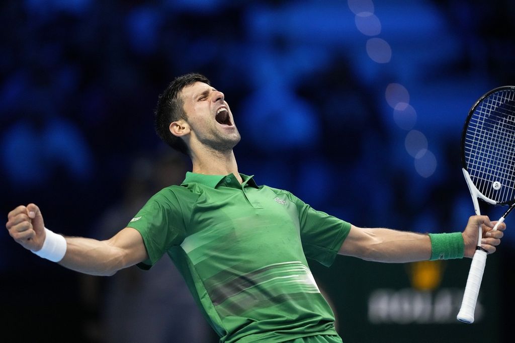 Petenis Serbia Novak Djokovic merayakan kemenangan atas petenis Rusia Daniil Medvedev pada laga penyisihan grup Final ATP di Turin, Italia, Jumat (18/11/2022). Djokovic menang dengan skor 6-3, 6-7 (5), 7-6 (2). 