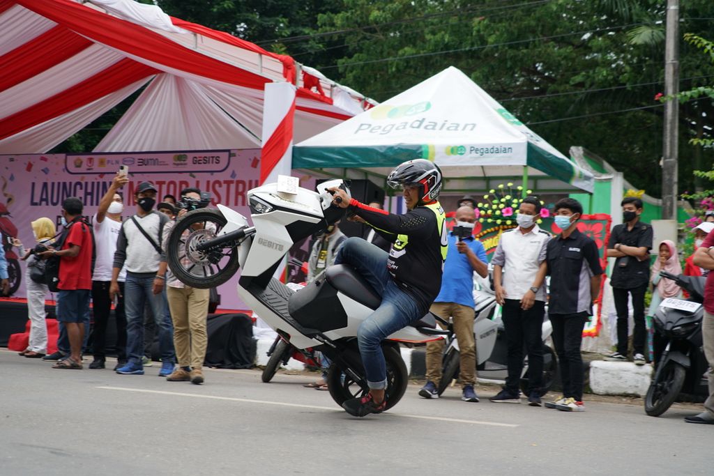 Attractions using the Gesits electric motorbike in Kendari, Southeast Sulawesi, on Saturday (27/2/2021).