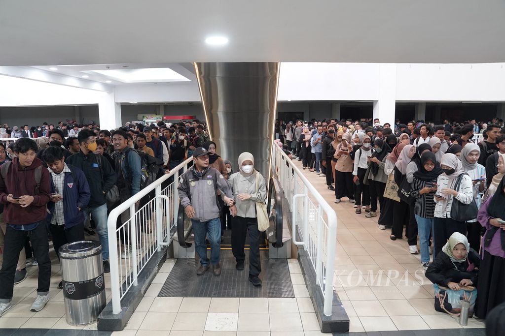 Ribuan pencari kerja antre memasuki pameran bursa lowongan kerja di Grand Mall Bekasi, Kota Bekasi, Jawa Barat, Senin (4/3/2024). Di tengah kesulitan ekonomi, para pencari kerja ini mengeluhkan adanya pembatasan usia dalam melamar pekerjaan.