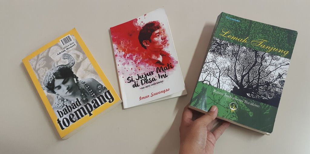 Sejumlah buku sastra yang bermuatan lokal, yaitu tentang Malang, 9 Oktober 2021.