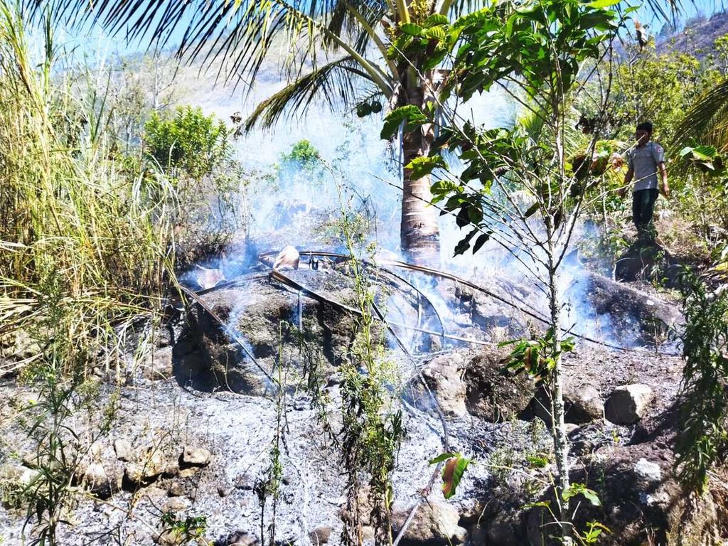Kebakaran lahan di Desa Turpuk Malau, Kecamatan Harian Boho, Kabupaten Samosir, Sumatera Utara, Senin (30/5/2022). Sedikitnya 30 hektar lahan di kawasan itu terbakar.