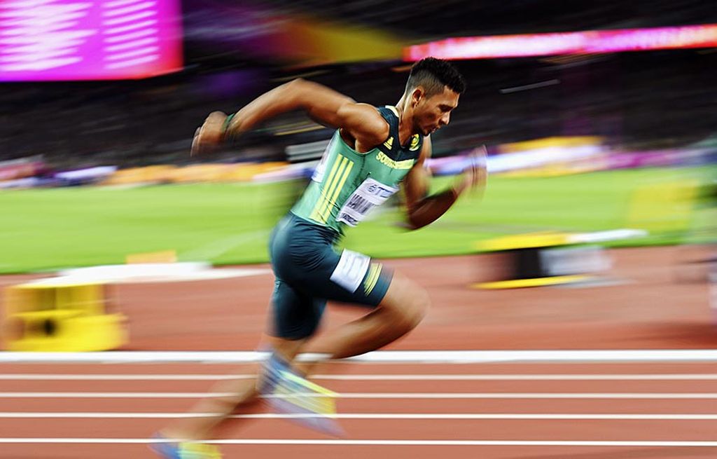 Aksi pelari Afrika Selatan,  Wayde van Niekerk, saat  final 400 meter putra pada Kejuaraan Dunia Atletik 2017 di Stadion London, kota London, Inggris, Selasa (8/8). Van Niekerk merebut medali emas dengan catatan waktu 43,98 detik.