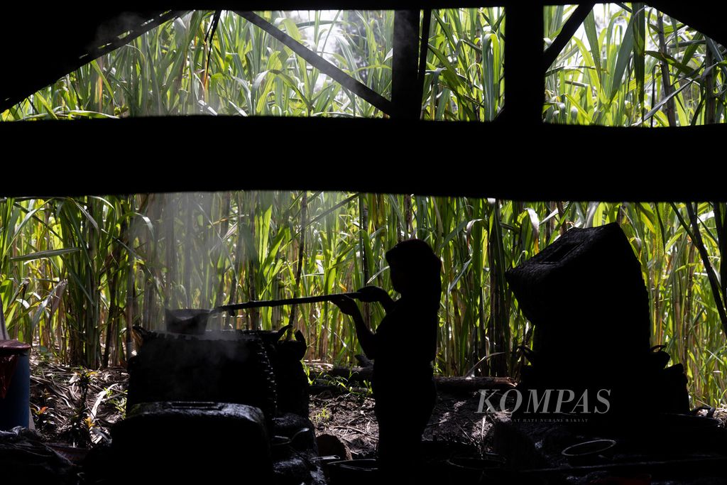 Warga mengolah air tetes tebu di sebuah kilang tebu di Jorong Katapiang, Nagari Lawang, Kecamatan Matur, Kabupaten Agam, Sumatera Barat, Rabu (15/6/2023). Kilang tebu tersebut masih menggunakan mesin konvensional dengan bahan bakar solar.