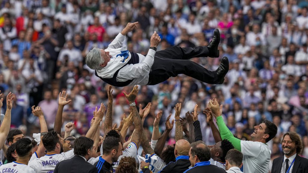 Para pemain Real Madrid melontarkan Pelatih Real Carlo Ancelotti ke udara saat merayakan keberhasilan mereka menjadi juara La Liga untuk ke-35 kalinya seusai laga pekan ke-34 Liga Spanyol antara Real Madrid dan Espanyol di Stadion Santiago Bernabeu, Madrid, Sabtu (20/4/2022) malam.