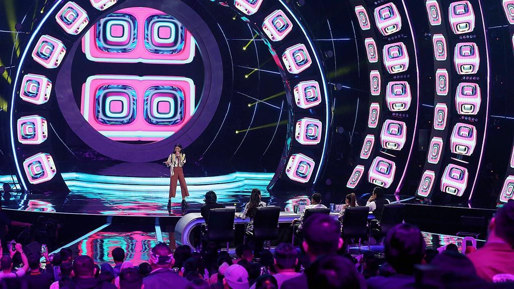 Peserta tampil dalam babak showcase Indonesian Idol 2018 di RCTI, Senin (15/1).