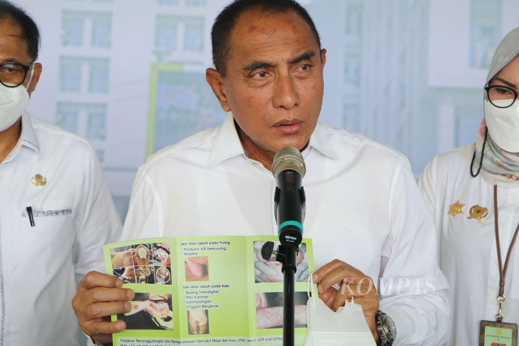 Gubernur Sumatera Utara Edy Rahmayadi menunjukkan brosur tentang kewaspadaan dalam menghadapi penyakit mulut dan kuku pada ternak seusai rapat bersama Kementerian Pertanian dan pemerintah daerah se-Sumut, di Medan, Jumat (13/5/2022).