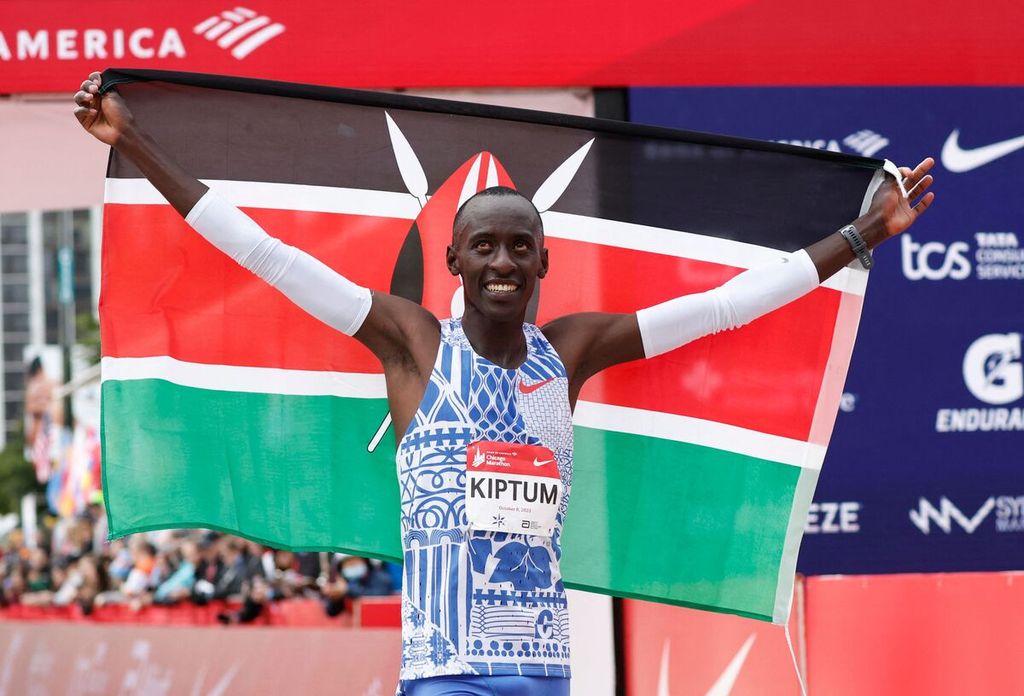 Pelari Kenya Kelvin Kiptum melakukan selebrasi seusai Maraton Chicago 2023 dengan catatan waktu 2 jam 35 detik yang menjadi rekor dunia pada 8 Oktober 2023. Kiptum meninggal dalam kecelakaan mobil di Kenya, Senin (12/2/2024) dini hari WIB. 