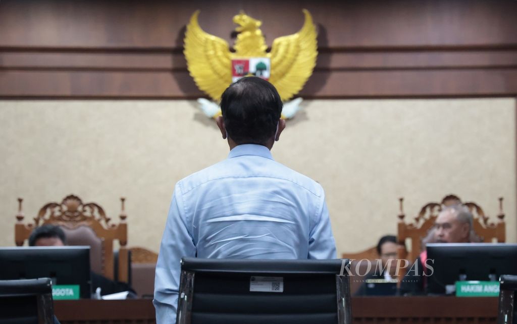 Terdakwa kasus dugaan korupsi proyek menara<i> base transceiver station</i> (BTS) Bakti Kementerian Johnny G Plate saat mendengarkan vonis 15 tahun penjara yang dijatuhkan majelis hakim dalam sidang di Pengadilan Tindak Pidana Korupsi, Jakarta, Rabu (8/11/2023). 