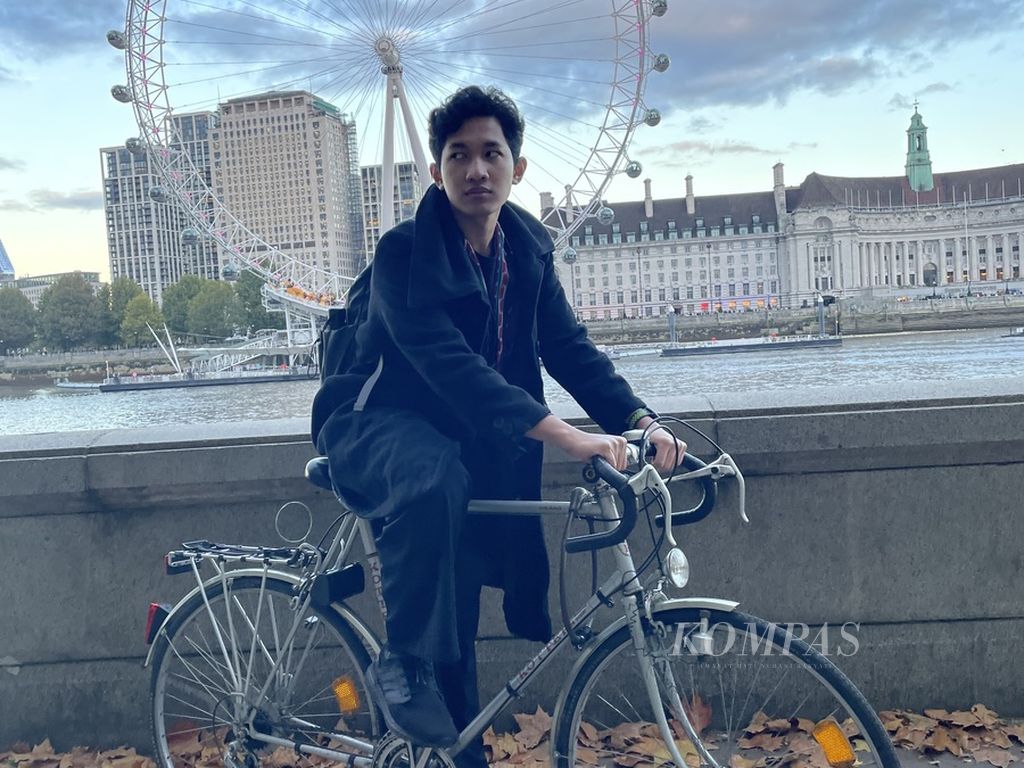 Hilman Prakoso (24), mahasiswa S-2 Urban Spatial Science di UCL, berfoto di depan London Eye. Bagi Hilman, bersepeda di London, Inggris, menjadi cara untuk menjelajah kota.