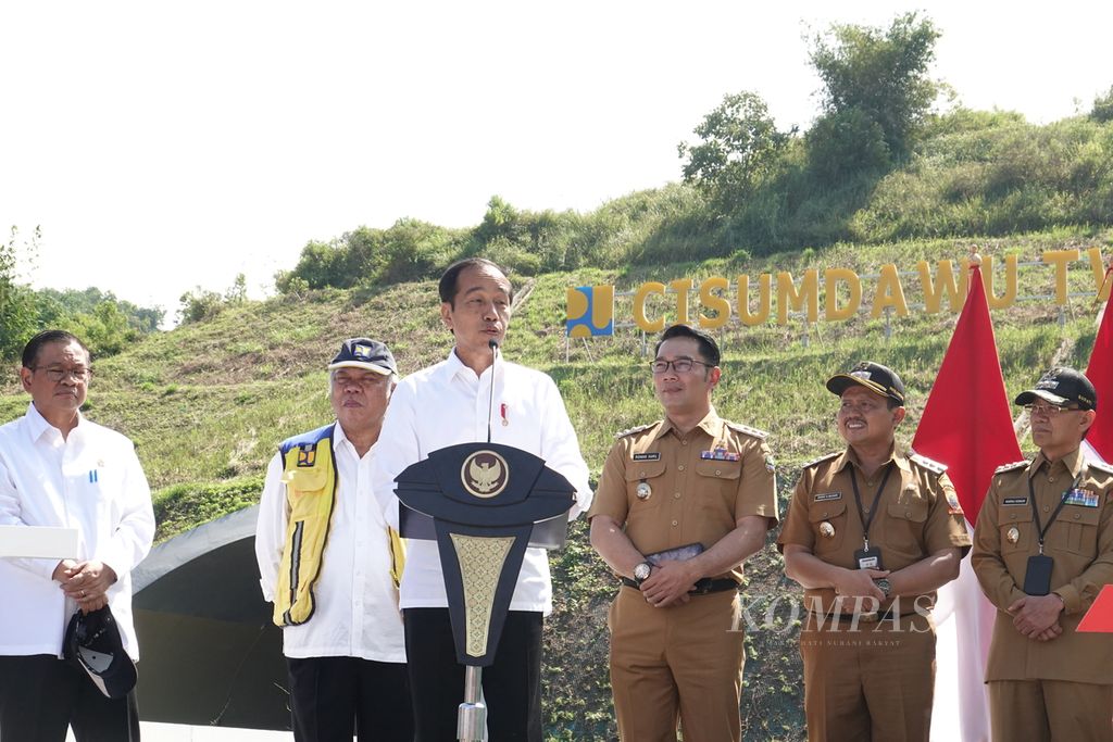 Presiden Joko Widodo meresmikan Jalan Tol Cileunyi-Sumedang-Dawuan (Cisumdawu) di depan terowongan <i>twin tunnel,</i> Tol Cisumdawu Km 169, Kabupaten Sumedang, Jawa Barat, Selasa (11/7/2023). 