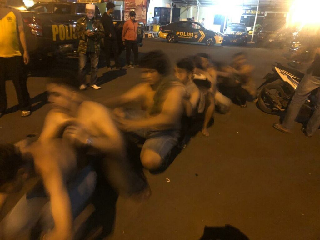 Satuan Reserse Kriminal Polres Metro Bekasi Kota menangkap sejumlah pemuda yang terlibat kekerasan saat <i>sahur on the road</i> yang mengakibatkan seorang pemuda terluka sabetan senjata tajam, Minggu (19/5/2019).