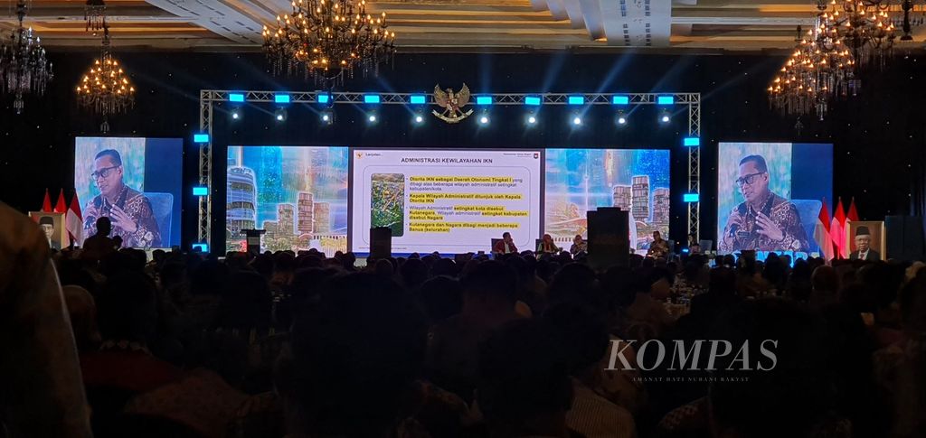 Direktur Jenderal Bina Administrasi Wilayah Kementerian Dalam Negeri Amran menjelaskan kekhususan pemerintah daerah Ibu Kota Nusantara dalam rapat koordinasi nasional IKN di Jakarta, Kamis (14/3/2024).