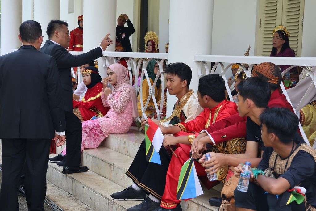Puluhan siswa SMP di Bogor duduk sembari mendengarkan arahan seusai menyambut kunjungan kenegaraan Presiden Tanzania Samia Suluhu Hassan di halaman Istana Kepresidenan, Bogor, Kamis (25/1/2024).