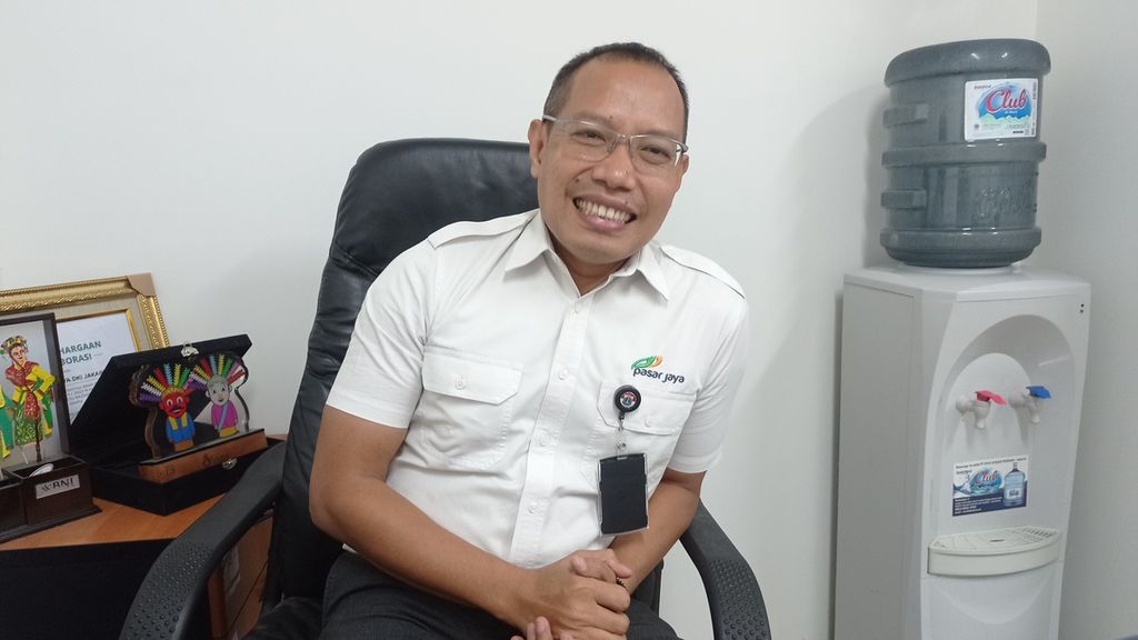 Manajer Hubungan Masyarakat Perumda Pasar Jaya Agus Lamun, Selasa (12/9/2023), di kantor Perumda Pasar Jaya, Jakarta Pusat.