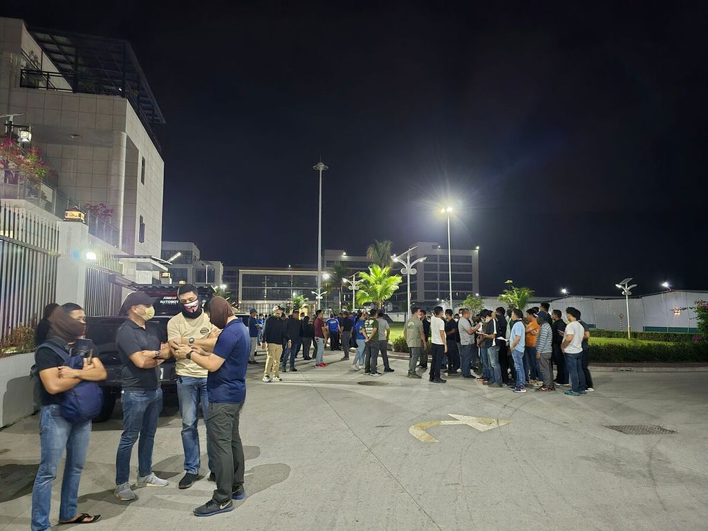 Foto yang diambil pada 13 Maret 2024 dan diterima pada 18 Juli 2024 dari Komisi Kepresidenan untuk Antikejahatan Terorganisasi (PAOCC) Filipina ini memperlihatkan penggerebekan di sebuh pusat operasi judi daring di Bamban, Provinsi Tarlac, Filipina. 