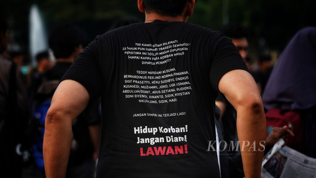 Salah satu aktivis Kamisan bersama mahasiswa Sekolah Tinggi Filsafat Driyarkara menggelar Aksi Kamisan Ke-772 di depan Istana Merdeka, Jakarta, Kamis (4/5/2023).