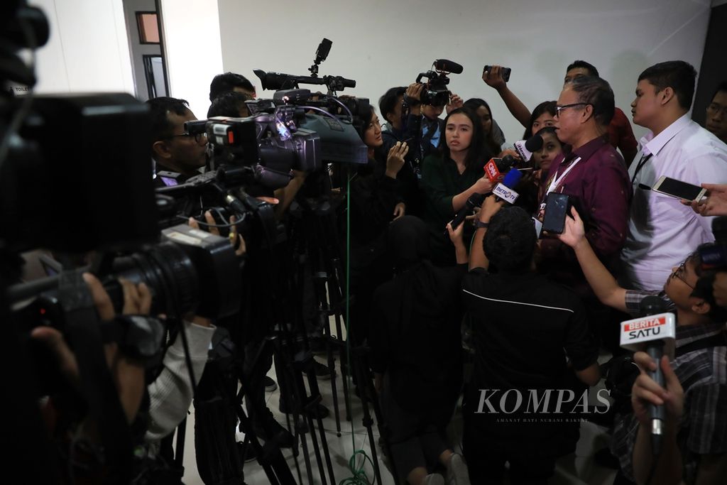 Wartawan mewawancarai salah satu calon pemimpin Komisi Pemberantasan Korupsi seusai mengikuti uji publik dan wawancara yang digelar Panitia Seleksi Calon Pimpinan KPK di lingkungan Kantor Sekretariat Negara, Jakarta, Selasa (27/8/2019). 