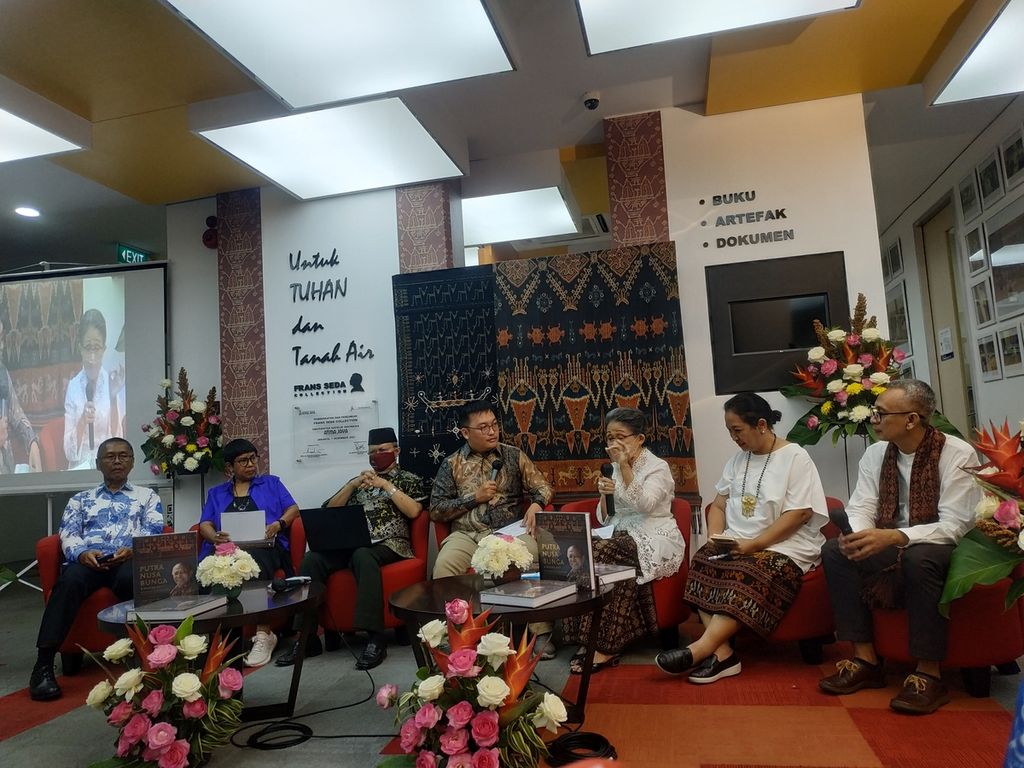 Suasana acara bertajuk "Bedah Buku: Frans Seda, The Remarkable Life of Flower Island's Son" di Universitas Katolik Indonesia Atma Jaya, Jakarta Selatan, Selasa (4/10/2022). Frans dianggap figur yang menjadi teladan dan masih bisa diikuti sampai saat ini.