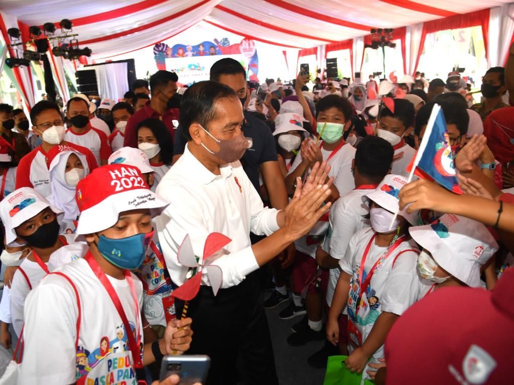 Presiden Joko Widodo menghadiri acara peringatan Hari Anak Nasional yang digelar di Kebun Raya Bogor, Provinsi Jawa Barat, Sabtu (23/4/2022).