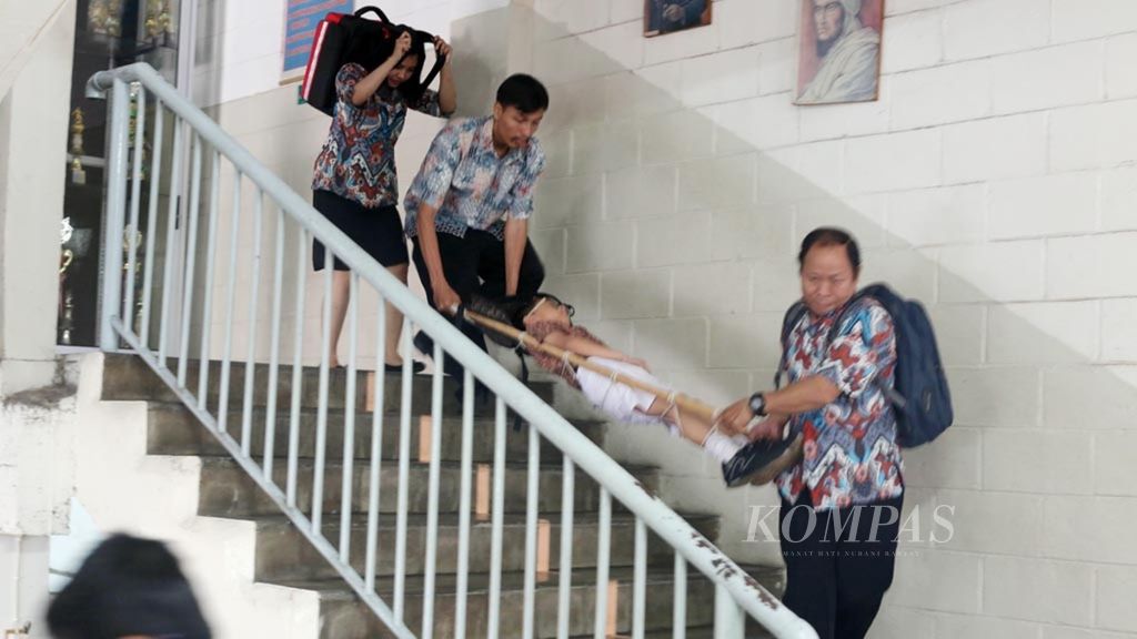  Siswa TK/SD Hati Kudus Jelambar, Jakarta, mengikuti simulasi evakuasi bencana gempa, Jumat (30/11/2018). Kegiatan simulasi secara periodik dilakukan di sekolah tersebut sehingga mereka memahami apa yang harus dilakukan ketika terjadi gempa.