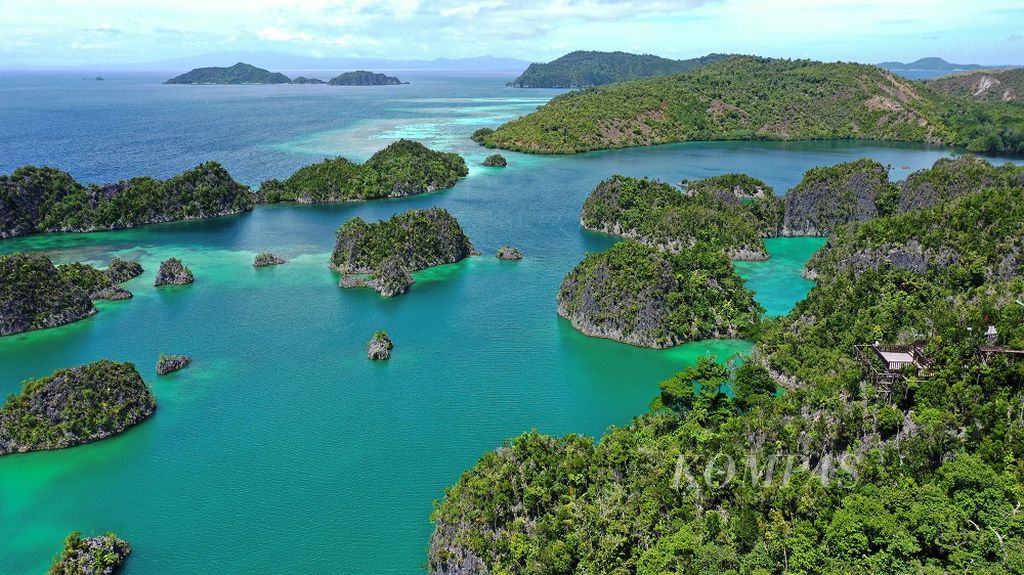 Pemandangan gugusan pulau yang dapat dinikmati dari puncak Piaynemo di Kecamatan Waigeo Barat Kepulauan Raja Ampat, Papua Barat, Selasa (1/6/2021). Pemandangan tersebut merupakan salah satu yang banyak dicari oleh para wisatawan pengunjung Raja Ampat.
