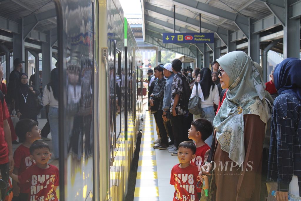 Sejumlah calon penumpang kereta pengumpan di Stasiun Bandung, Jawa Barat, Rabu (4/10/2023). 