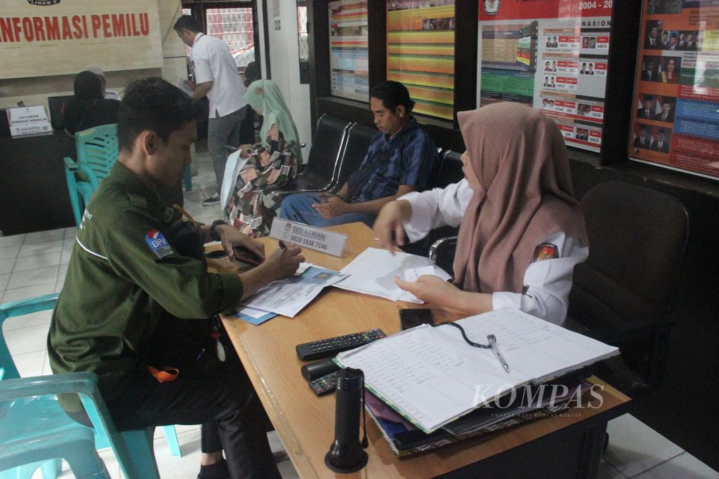 Warga mengurus pindah memilih di Kantor Komisi Pemilihan Umum Kota Pontianak, Kalimantan Barat, Senin (15/1/2024).