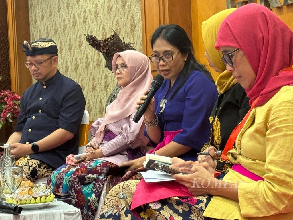 Minister of Women's Empowerment and Child Protection, I Gusti Ayu Bintang Darmawati (center), on Friday (19/4/2024) afternoon, at Giri Nata Mandala Cultural Hall, Badung Regency, Bali, engaged in dialogue with several participants of the National Women's Congress for Development Planning or the second Women's Congress of 2024.