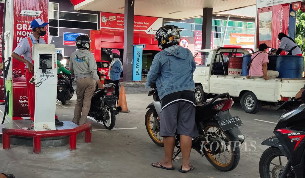 Several motorcycle rider fills Pertalite type of fuel at a gas station in Yogyakarta, Tuesday (5/4/2022). The queue for buyers of Pertalite fuel at a number of gas stations in Yogyakarta continues normally. 